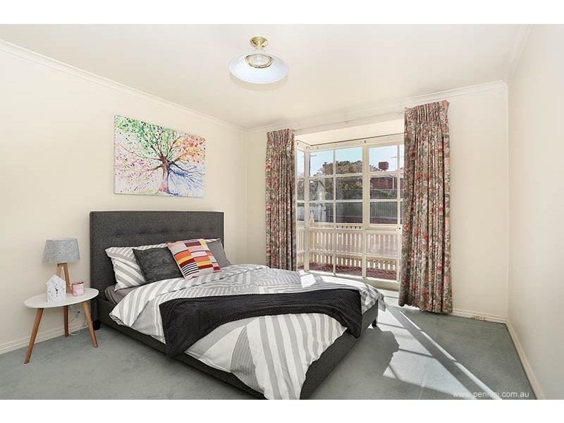 33 Lind Street, Strathmore VIC 3041