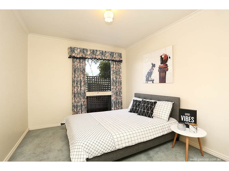 33 Lind Street, Strathmore VIC 3041