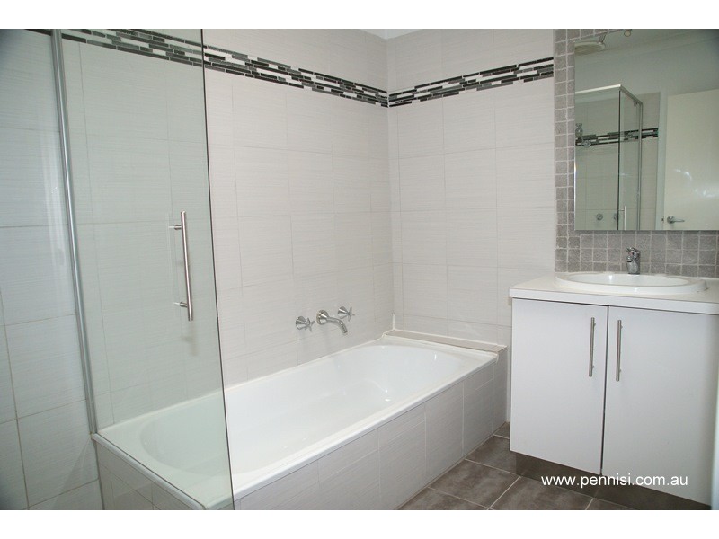 2/1 Sylvester Street, Oak Park VIC 3046