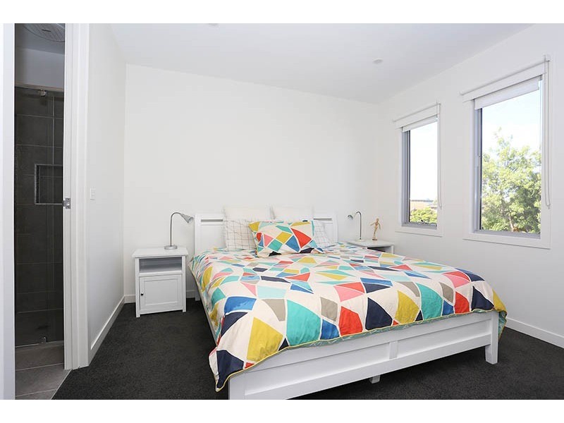 1/17 Roberts Street, Essendon VIC 3040