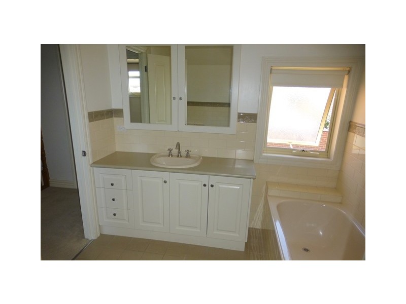 1/153 Robert St, Essendon VIC 3040