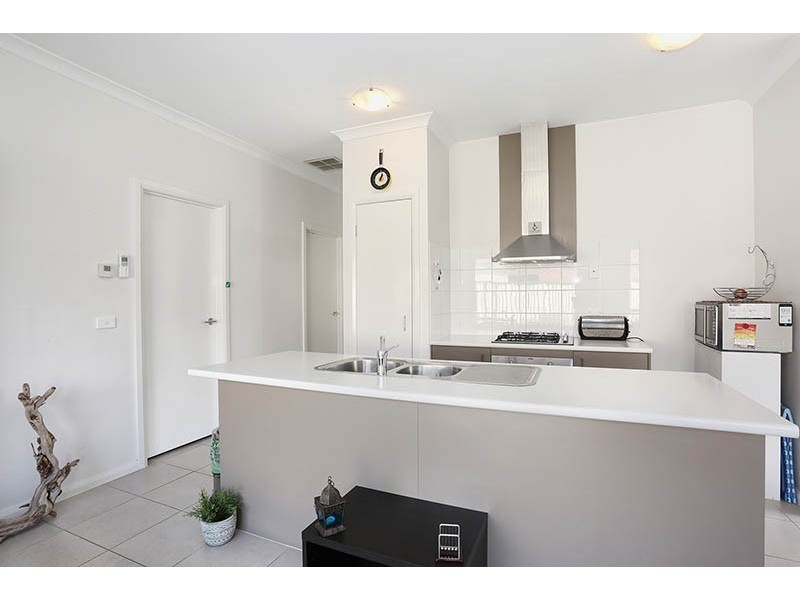 1/4 Anastasia Court, Hillside VIC 3037