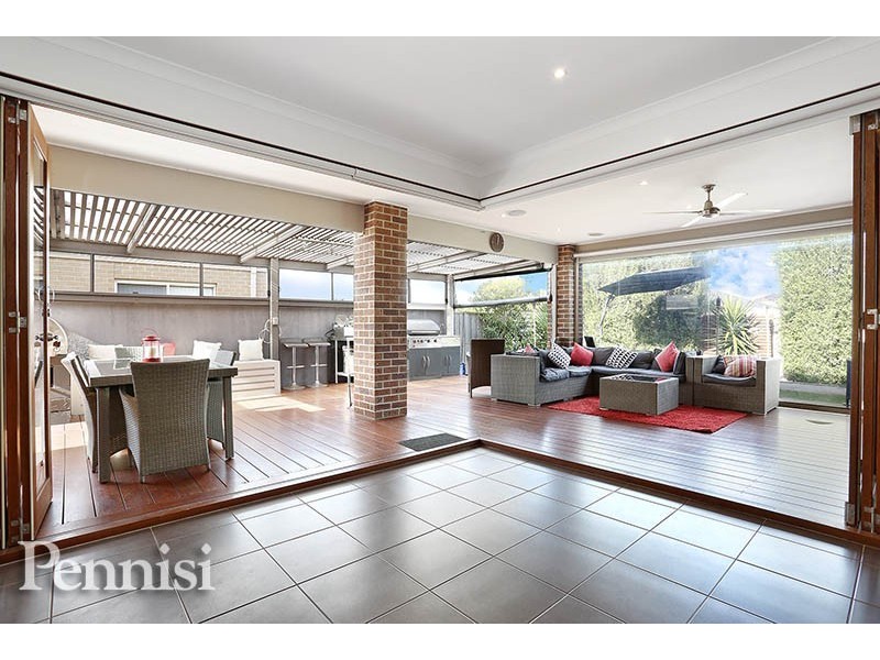 4 Shadforth Close, Taylors Hill VIC 3037