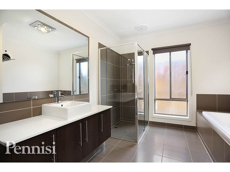 4 Shadforth Close, Taylors Hill VIC 3037