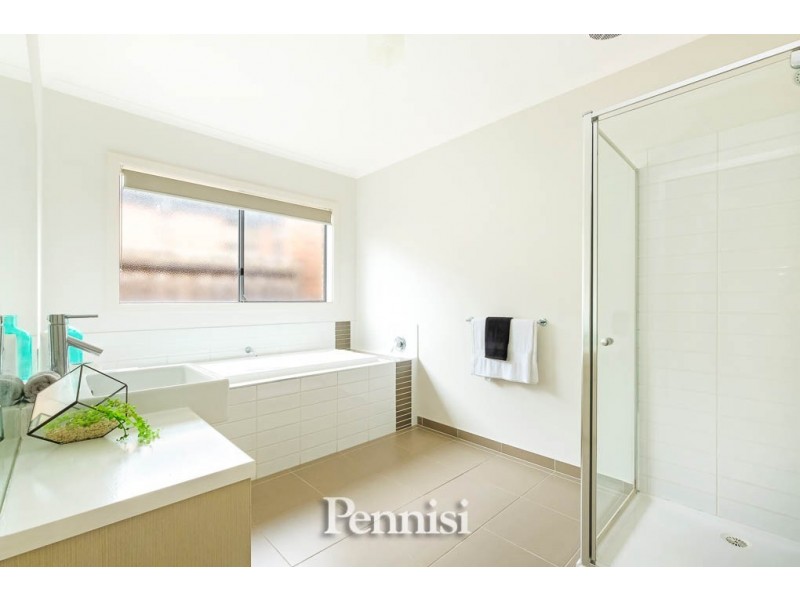 8 Earlsferry Lane, Deer Park VIC 3023