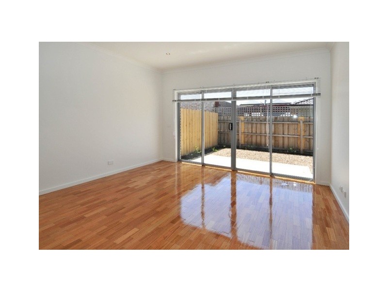 2/58 Snell Grove, Oak Park VIC 3046