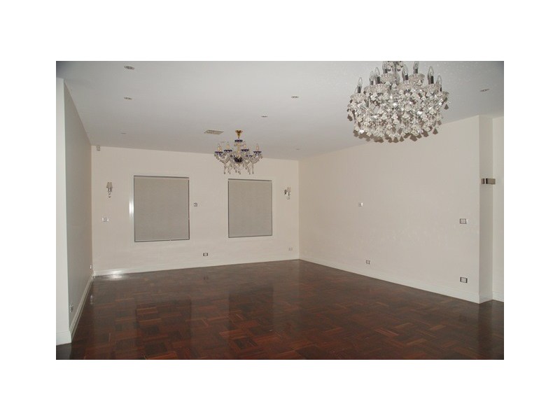 45 Rhodes Pde, Oak Park VIC 3046