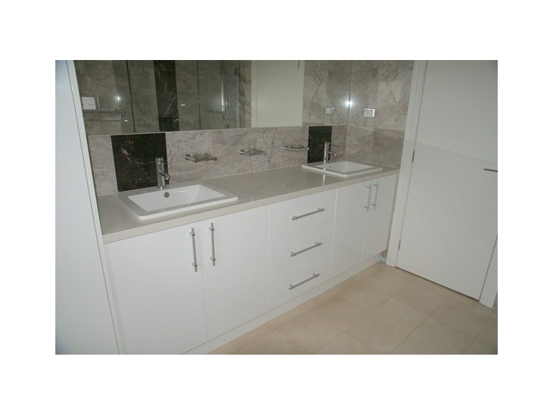 45 Rhodes Pde, Oak Park VIC 3046