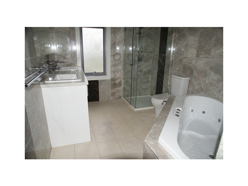 45 Rhodes Pde, Oak Park VIC 3046