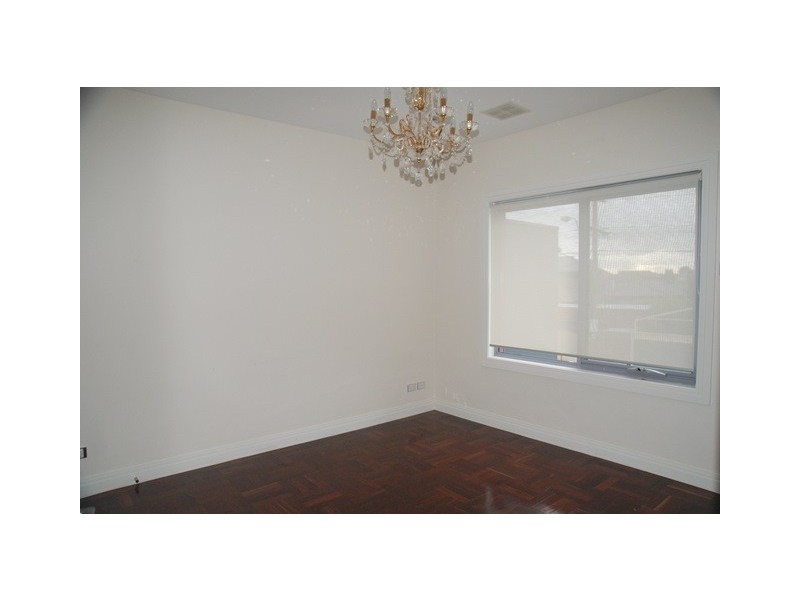 45 Rhodes Pde, Oak Park VIC 3046