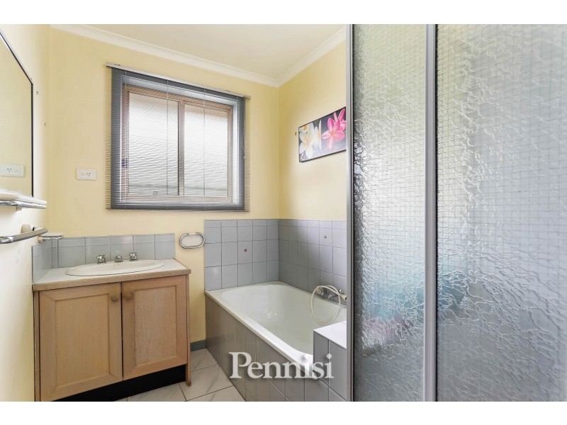 1/17 Tasman Avenue, Strathmore Heights VIC 3041