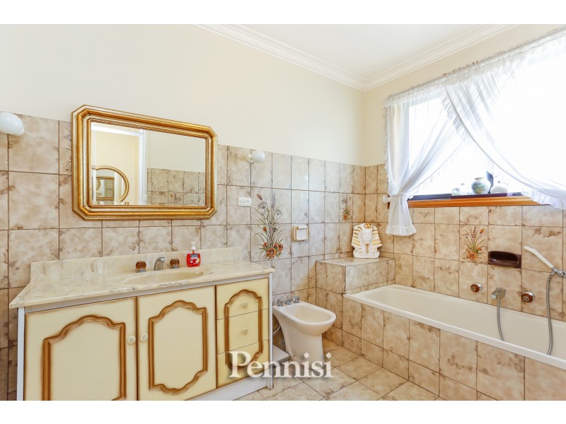 4 Lovett Drive, Avondale Heights VIC 3034