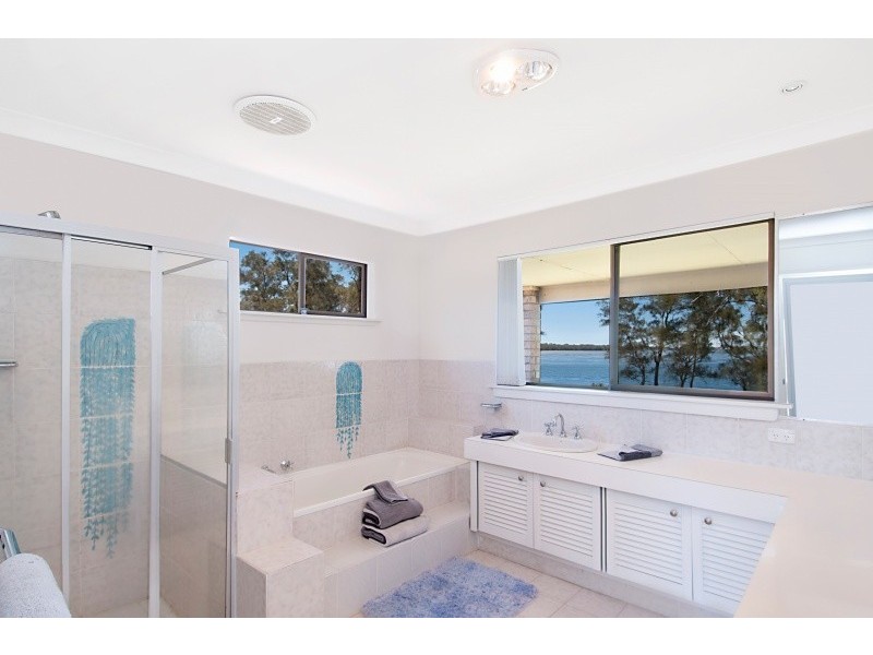 122 Diamond Head Drive, Budgewoi NSW 2262