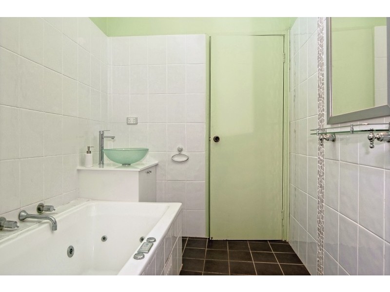 4 Eric Place, Berkeley Vale NSW 2261