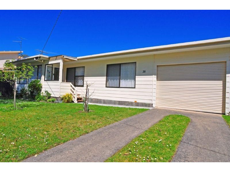 38 Gordon Avenue, Inverloch VIC 3996