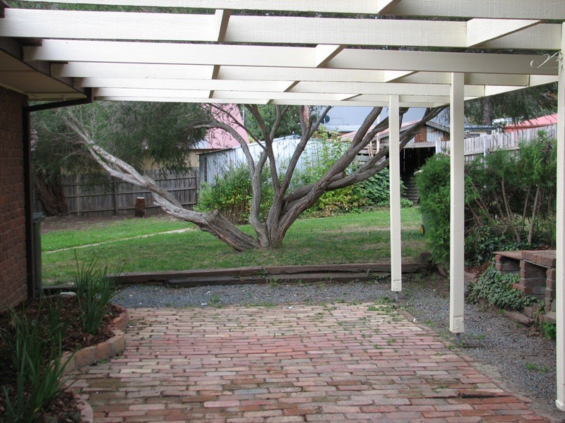 1 Rodney Drive, Woodend VIC 3442