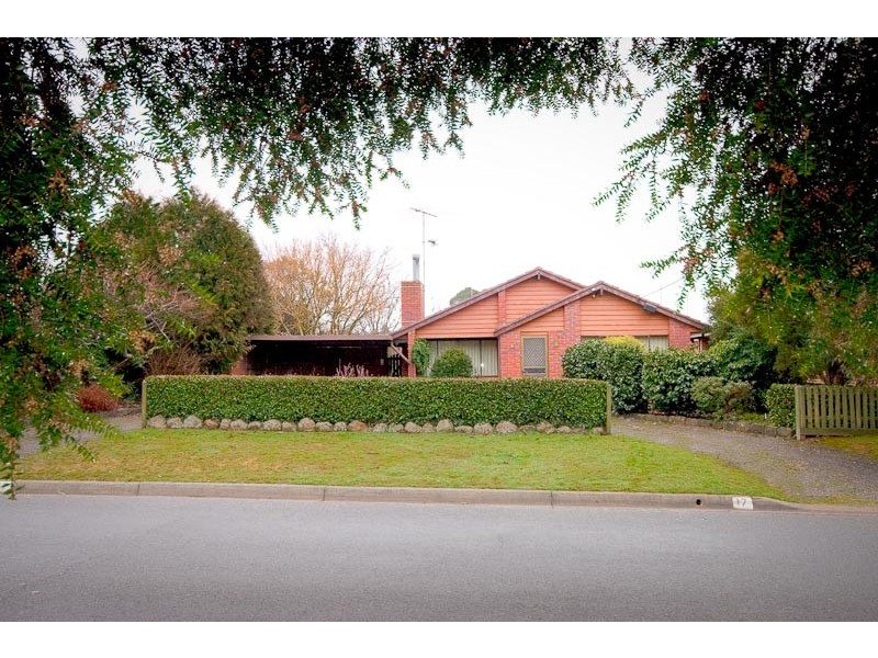 17 Stuart Drive, Woodend VIC 3442