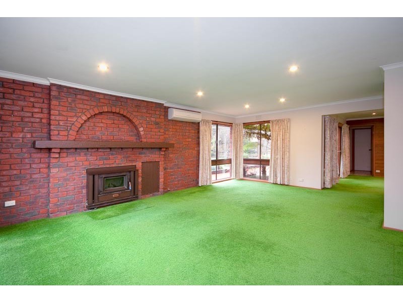 17 Stuart Drive, Woodend VIC 3442