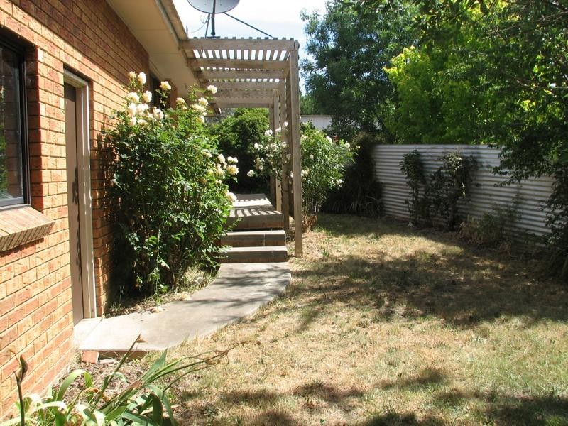 2/14 Halls Court, Kyneton VIC 3444