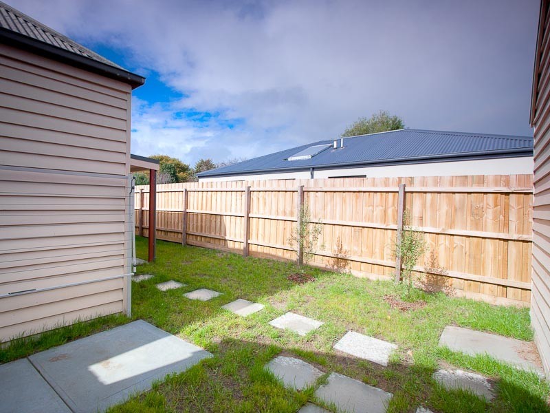 1/7 Pohlman Street, Kyneton VIC 3444