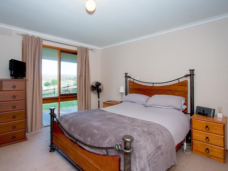 19 Pemberton Hill Road, Taradale VIC 3447