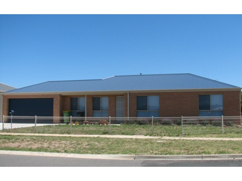 1/36-38 Caroline Chisholm Drive, Kyneton VIC 3444