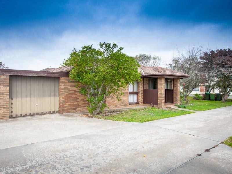 2/17 Maxwell Street, Kyneton VIC 3444