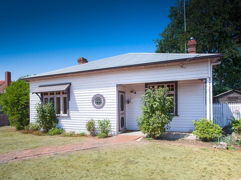 18 Yaldwyn Street East, Kyneton VIC 3444