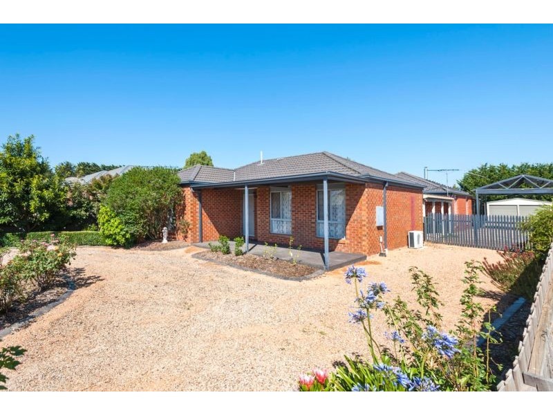 17 Francis Close, Romsey VIC 3434