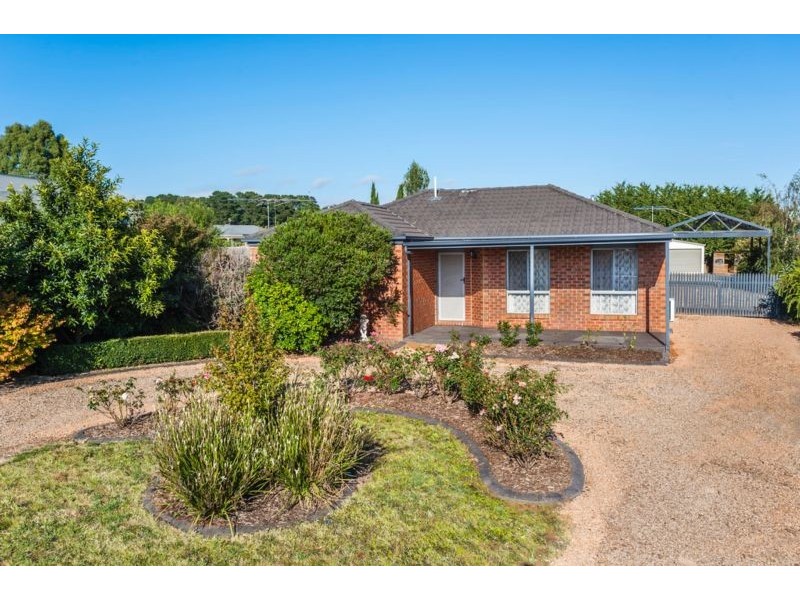 17 Francis Close, Romsey VIC 3434