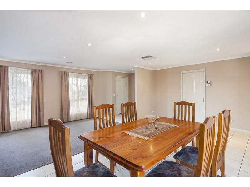17 Francis Close, Romsey VIC 3434