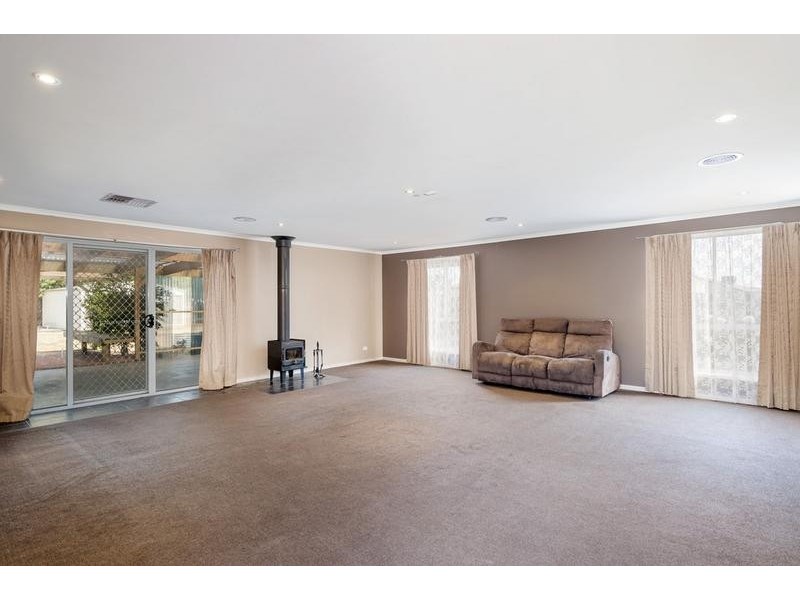 17 Francis Close, Romsey VIC 3434