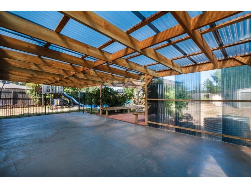 17 Francis Close, Romsey VIC 3434