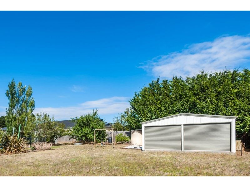 17 Francis Close, Romsey VIC 3434