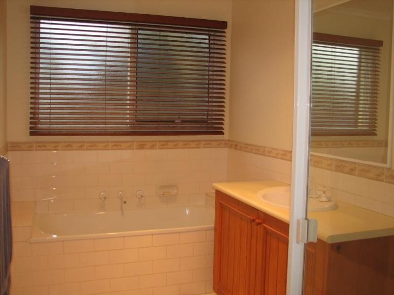 30 Robb Drive, Romsey VIC 3434