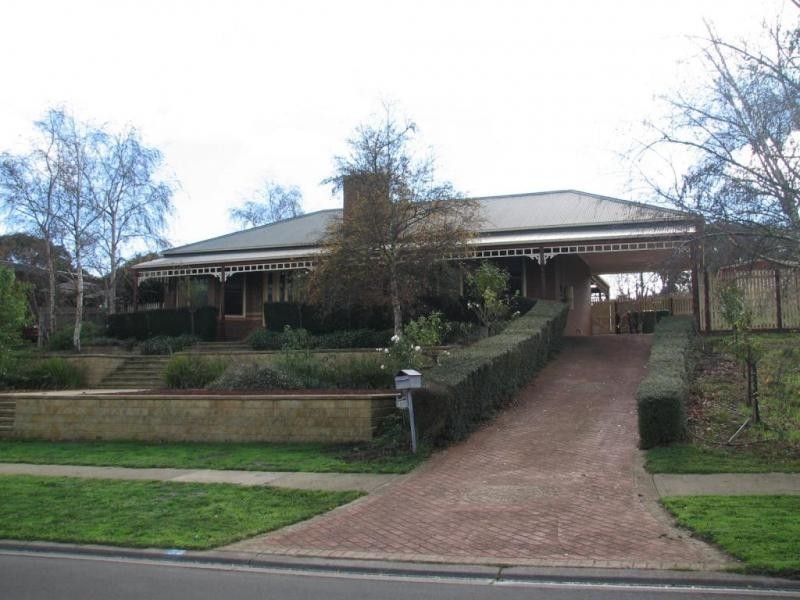 30 Robb Drive, Romsey VIC 3434