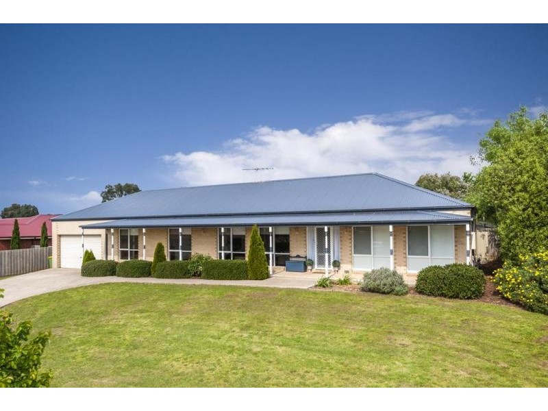 51 Robb Drive, Romsey VIC 3434