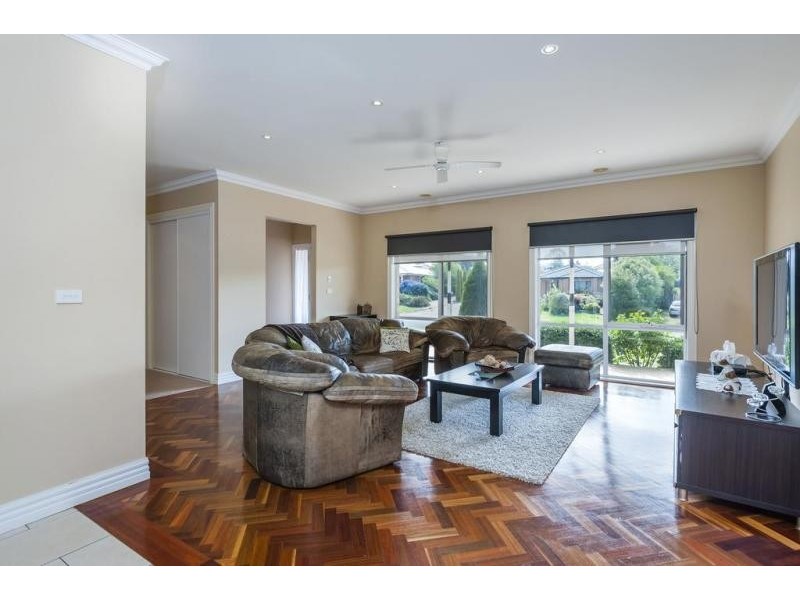 51 Robb Drive, Romsey VIC 3434