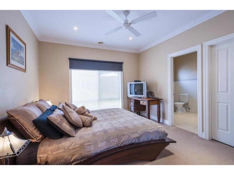 51 Robb Drive, Romsey VIC 3434