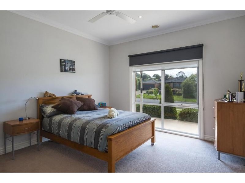 51 Robb Drive, Romsey VIC 3434