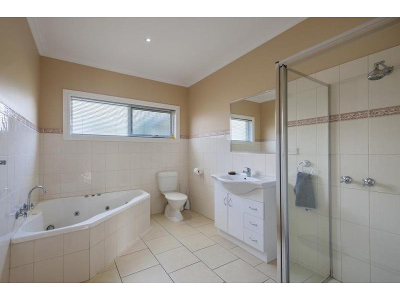 51 Robb Drive, Romsey VIC 3434
