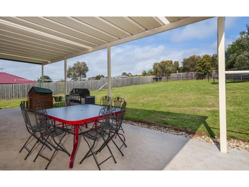 51 Robb Drive, Romsey VIC 3434