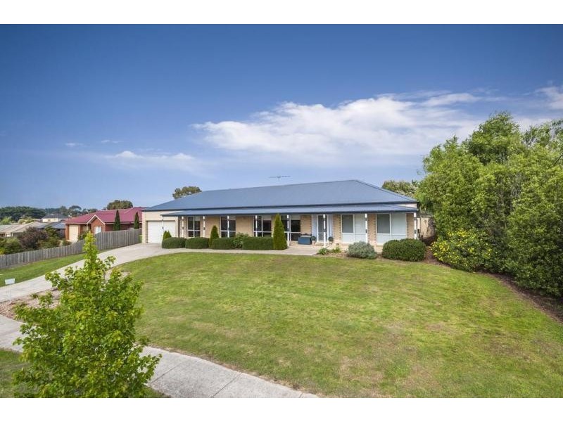 51 Robb Drive, Romsey VIC 3434