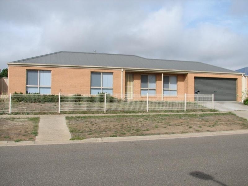2/36-38 Caroline Chisholm Drive, Kyneton VIC 3444