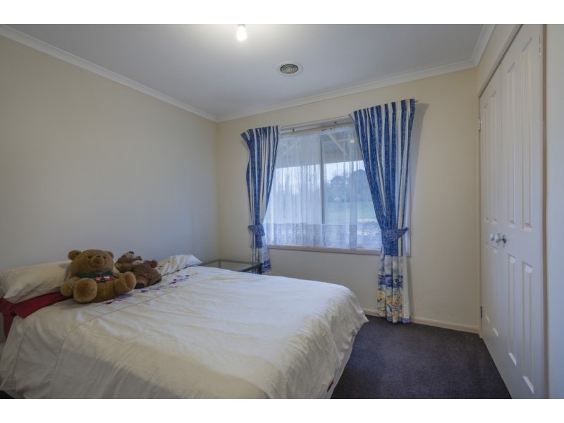 33 Burton Avenue, Kyneton VIC 3444