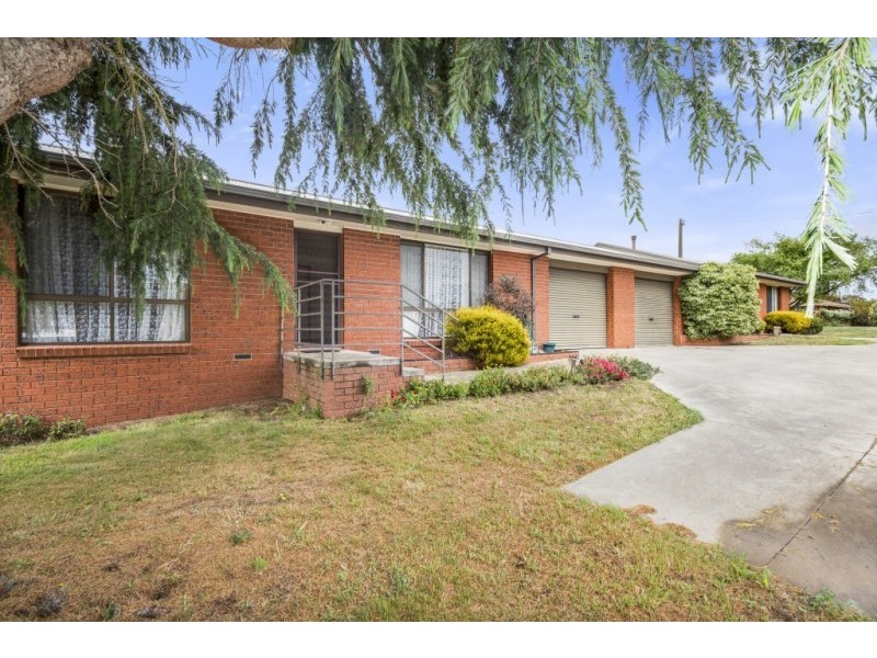 1&2/39 Caroline Chisholm Drive, Kyneton VIC 3444