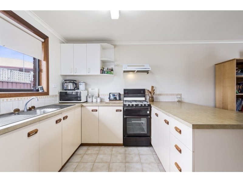 1&2/39 Caroline Chisholm Drive, Kyneton VIC 3444