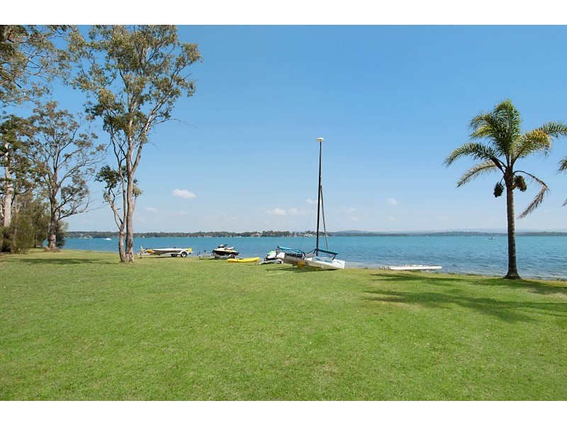 175 Cams Boulevarde, Summerland Point NSW 2259