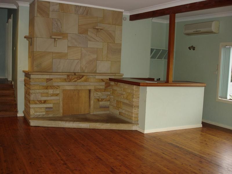 8 Bayview Ave, East Gosford NSW 2250