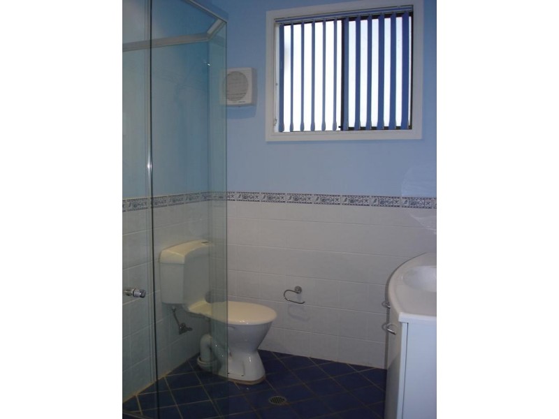 8 Bayview Ave, East Gosford NSW 2250